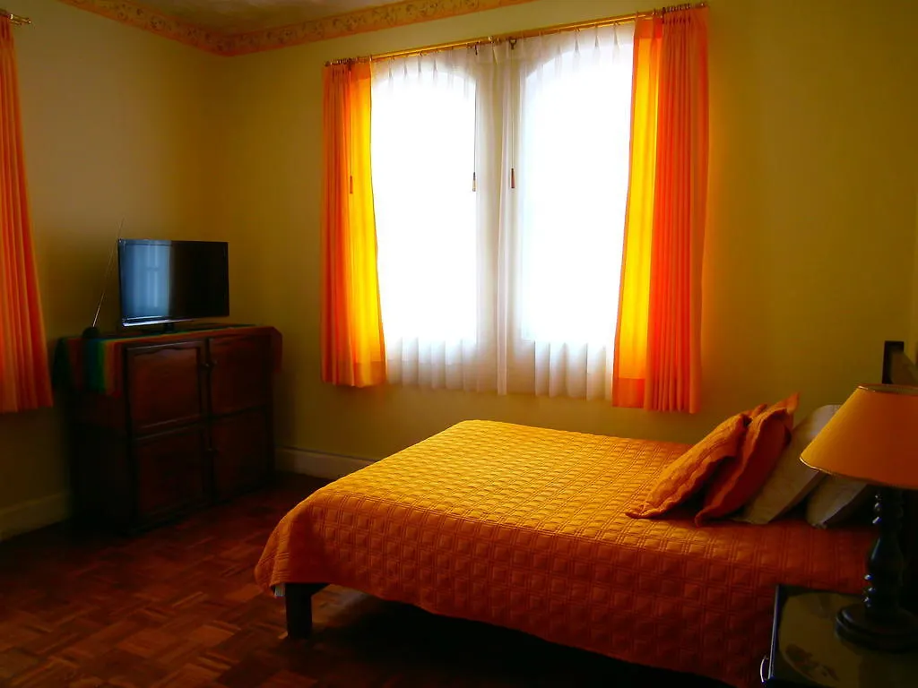 The Yellow House Кито