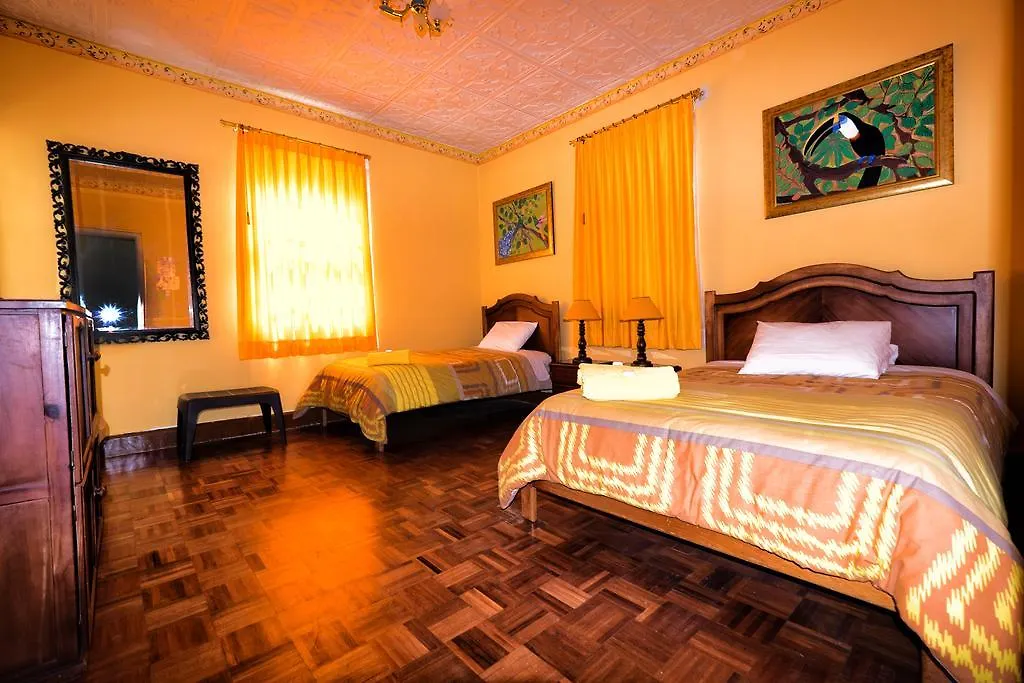 The Yellow House Quito 3*,